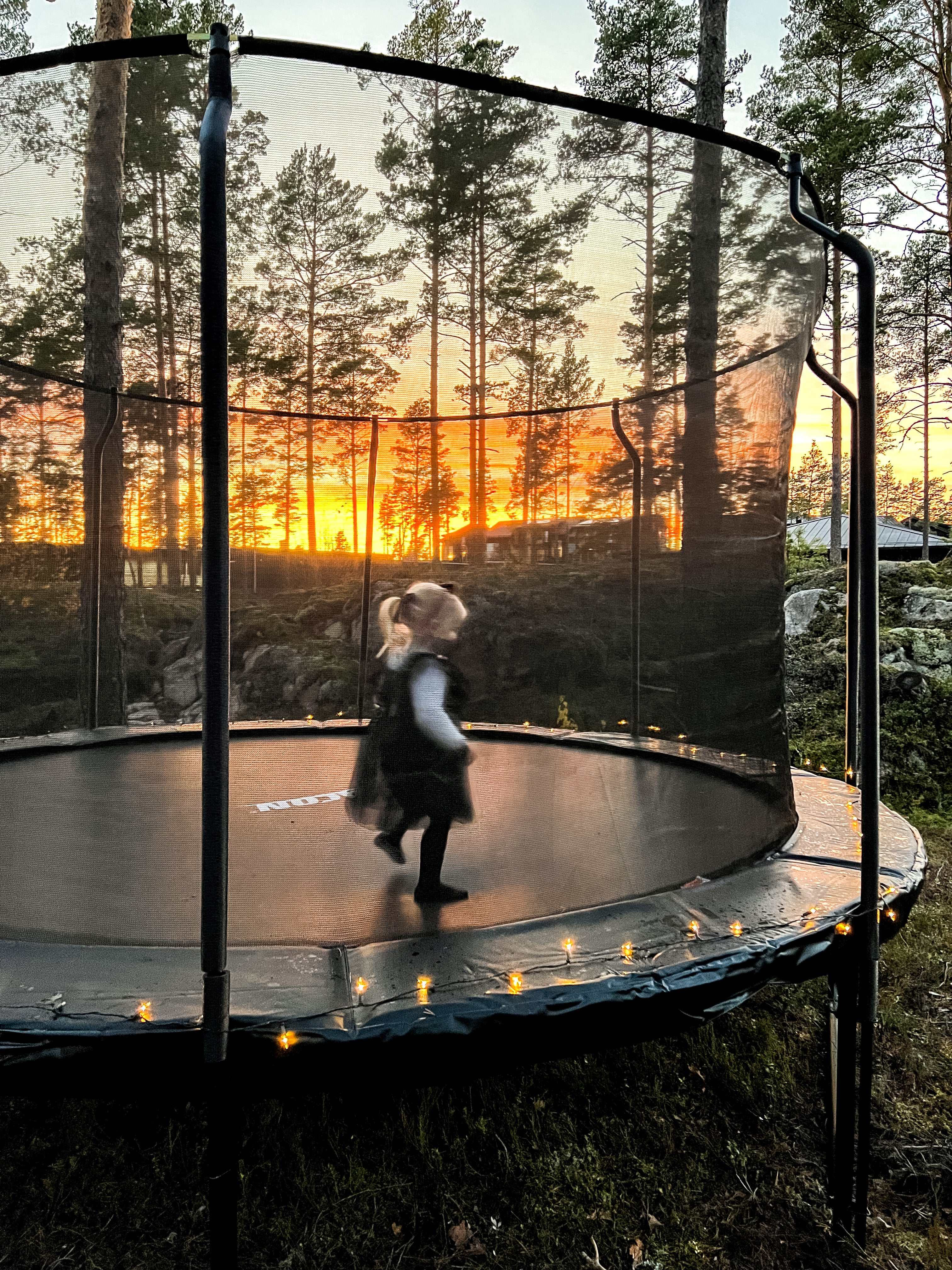 Trampoline with no outlet springs